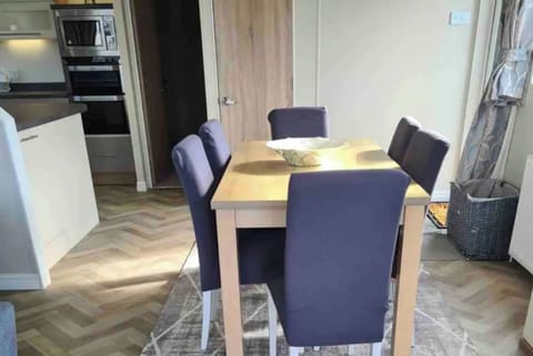 Dining area and seating for 6