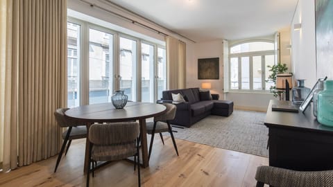 Warm living room in a nice decorated apartment #airbnb #airbnblisbon #portugal #pt #lisbon #home #decoration