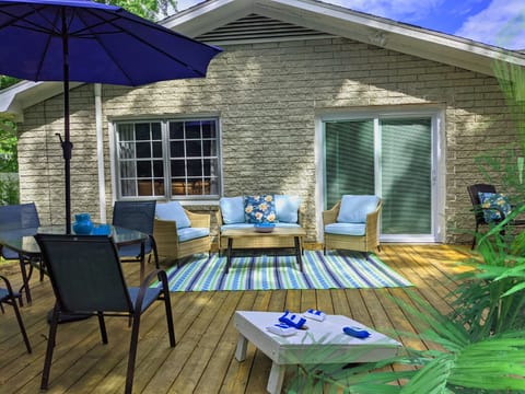 Kelly Road boardwalk deck in huge yard, new weber gas grill, and corn hole