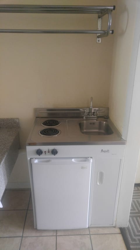 Economy Room, 1 King Bed | Desk, free WiFi, bed sheets