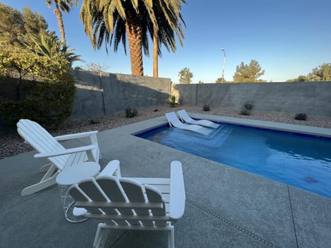 Beautiful Pool with a wetdeck Pool/Hottub can be fenced if needed for children