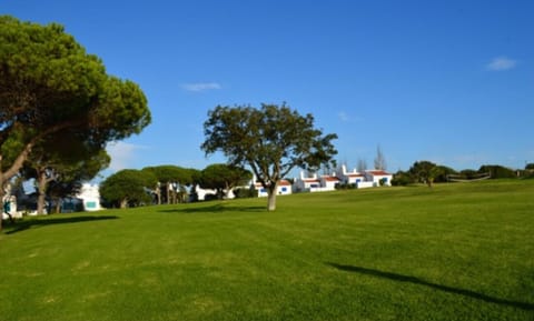 The Prainha resort is lovingly laid out with many flowerbeds and lawns. There is plenty of space for ball sports or other activities on the largest lawn. There is even a volleyball net.