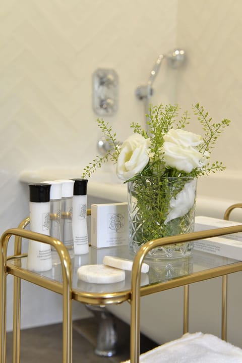 Suite, Garden View with SPA Access | Bathroom | Rainfall showerhead, hair dryer, bathrobes, slippers