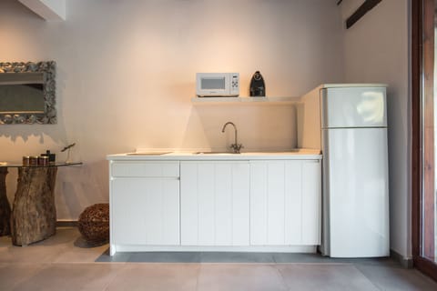 Deluxe Suite, Hot Tub, Mountain View | Private kitchen | Fridge, microwave, stovetop, espresso maker