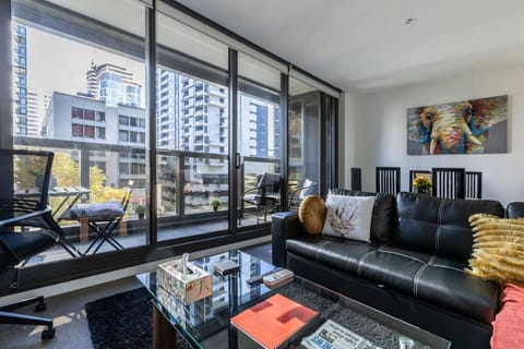 Modern spacious, open plan dining kitchen Living. Luxury accommodation in the heart of the city. Free Wi Fi, Free Netflix, Free Parking, Free Wine, 2 Swimming Pools, 2 Gyms,  Sauna, BBQ area`s, Garden Lounge. Southern Cross Station & Marvel Stadium.
