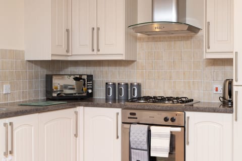 Cottage | Private kitchen | Fridge, dishwasher, electric kettle, toaster