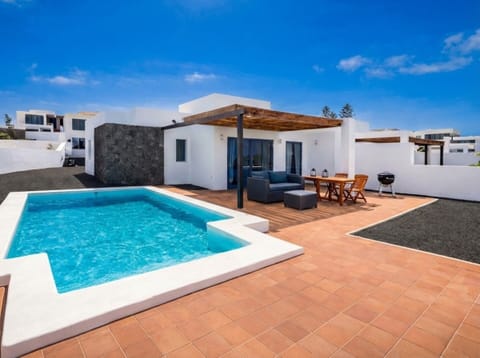 Dive into absolute relaxation at Villa Gaumet. Enjoy our crystal-clear private pool, surrounded by a spacious sun terrace and an elegant lounge area under the pergola. The perfect place to soak up the Lanzarote sun and create unforgettable memories.