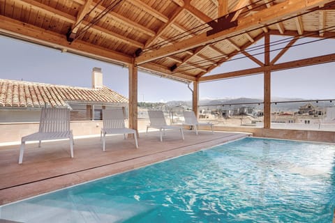 Indoor/outdoor pool