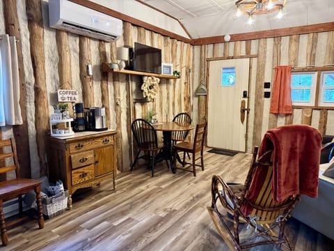 Smart TV, dining seats 4