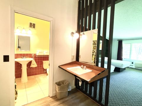 Double Room | Desk, free WiFi, bed sheets