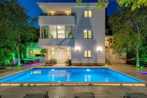 Villa with 4 bedrooms, 3 bathrooms, summer kitchen, private pool and a pond with fishes