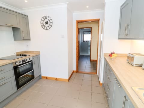Cottage | Private kitchen | Fridge, dishwasher, electric kettle, toaster
