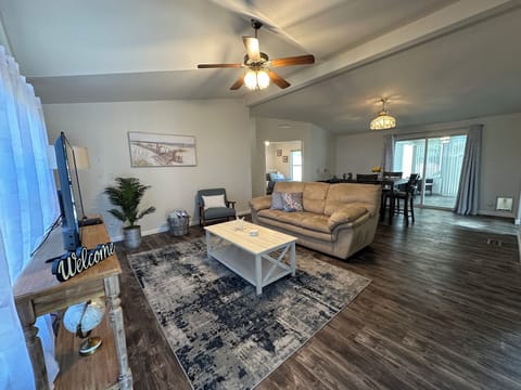 Living room/dining room (1)