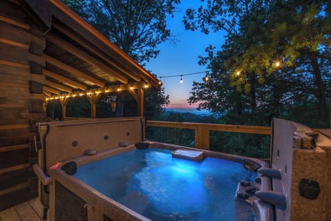 Bears on Beach Front's bubbling hot tub
