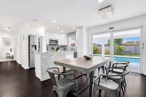 🍳 Bright, modern kitchen with pool views! This vacation rental features stainless steel appliances, marble finishes, and indoor-outdoor dining—perfect for family meals, remote work, or relaxing getaways.