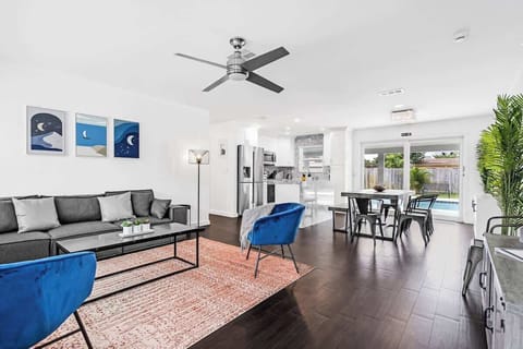 🛋️ Spacious, sunlit living & dining area with pool views! This vacation rental blends comfort, style, and indoor-outdoor flow—perfect for families, remote workers, or group getaways. Cook, relax, and connect in your home away from home.