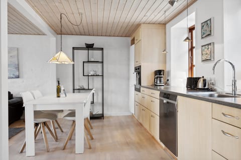 City Townhome | Private kitchen | Fridge, oven, stovetop, dishwasher