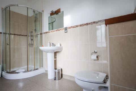 Standard Twin Room | Bathroom | Shower, towels