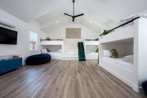 Bunkroom (6 Queens)