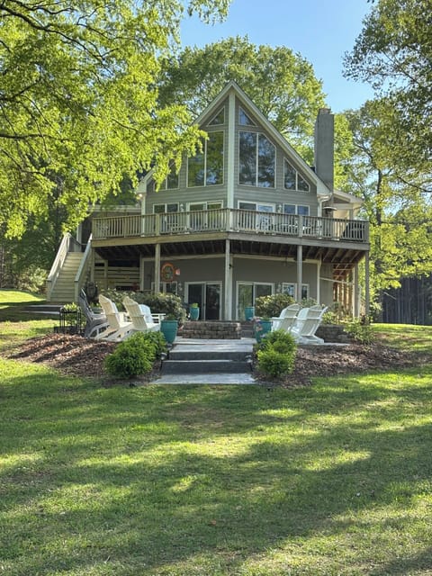 Welcome to Holiday House at the Lake!