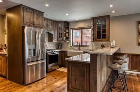 New in 2016-granite, breakfast bar, serving for 12, toaster, 2 coffee makers....