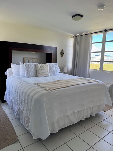 Master Bedroom King Size Bed w/ AC and TV