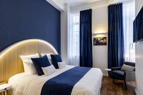 Chambre Pinot Noir | In-room safe, individually decorated, individually furnished, desk