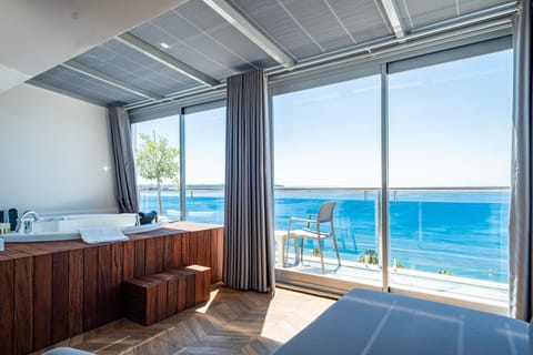 Romantic Double Room | Minibar, in-room safe, laptop workspace, blackout drapes