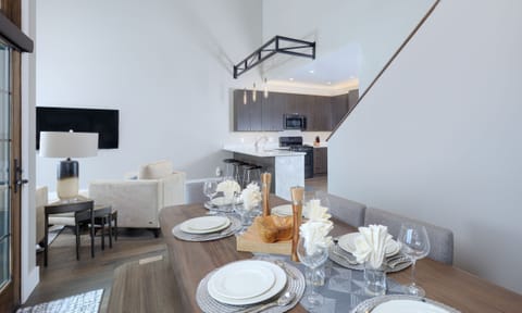 Alpenglow 23B Dining, 2