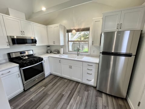 Well appointed, complete kitchen w/ quality appliances. - Well appointed, complete kitchen w/ quality appliances.