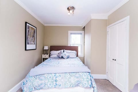 The bedroom with a queen sized bed.