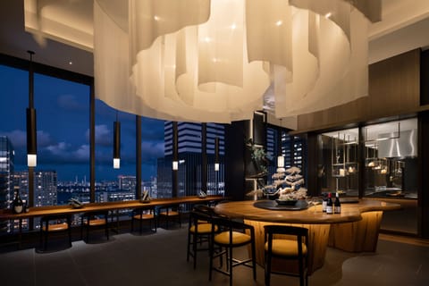 3 restaurants; breakfast, lunch, and dinner served