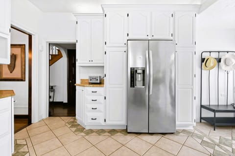 The Main House has a well equipped, spacious kitchen with new stainless steel appliances and gas stove.