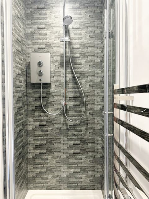 Anchorage 3 | Bathroom | Shower, hair dryer, towels, soap