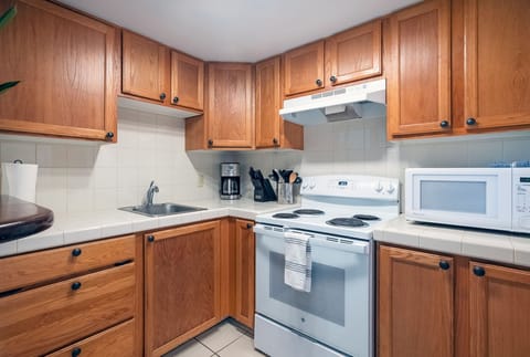kitchen - The kitchen has everything you may need! A full size fridge/freezer, microwave, toaster, drip coffee pot, electric kettle, pots/pans, dishes/utensils, and a small selection of basic cooking supplies.
