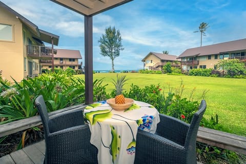 Hanalei Colony Resort C2 private ocean view lanai - The private lanai is the perfect place to enjoy the views with your morning coffee, evening Pinot, or just as an afternoon meditation!