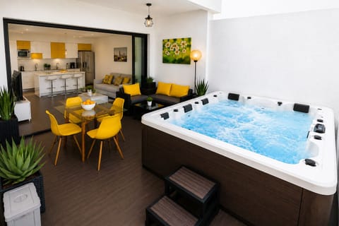 Exclusiva terraza privada con jacuzzi
