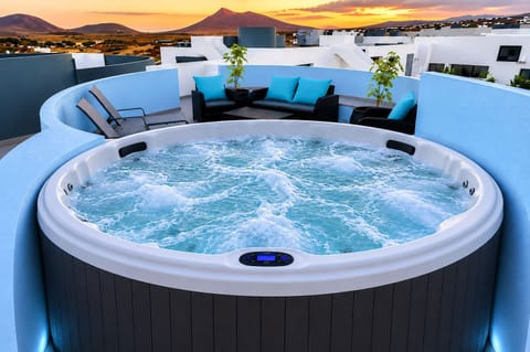 Jacuzzi climatizado en azotea privada.