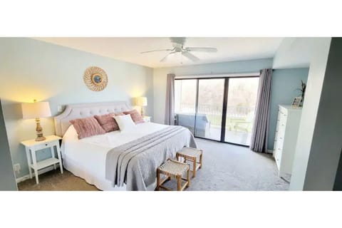 Master Bedroom w/firm king bed and lake view