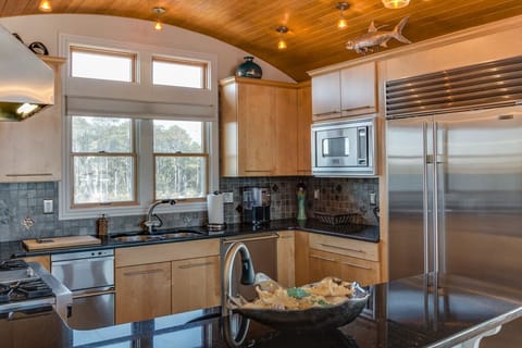 PEN01: Peninsula 01 | Top Level Kitchen