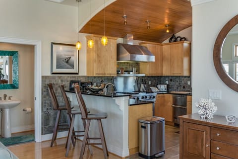 PEN01: Peninsula 01 | Top Level Kitchen