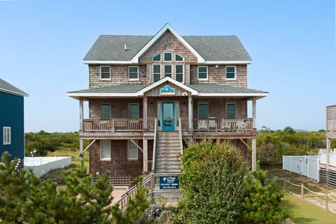 SN2604: Salt Shaker l Front Exterior