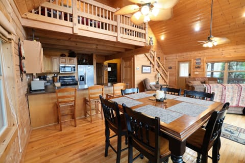 Dining area, seating for 6