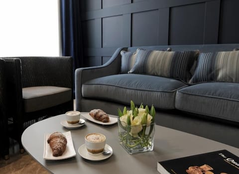 Executive Room | Minibar, in-room safe, desk, iron/ironing board