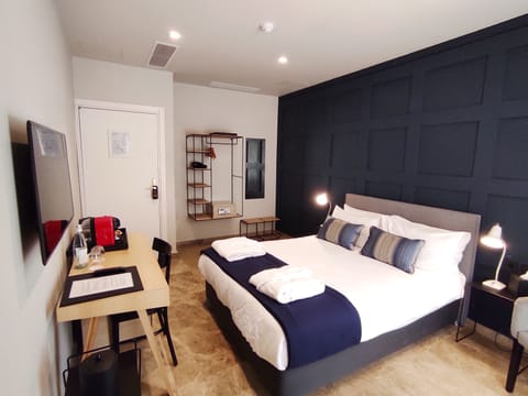 Deluxe Room | Bathroom | Shower, free toiletries, hair dryer, bathrobes
