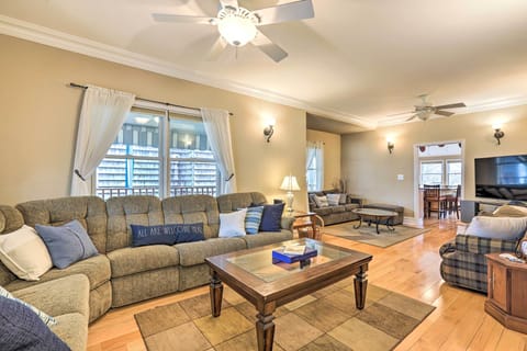 Spacious Living Space for movie or game night!