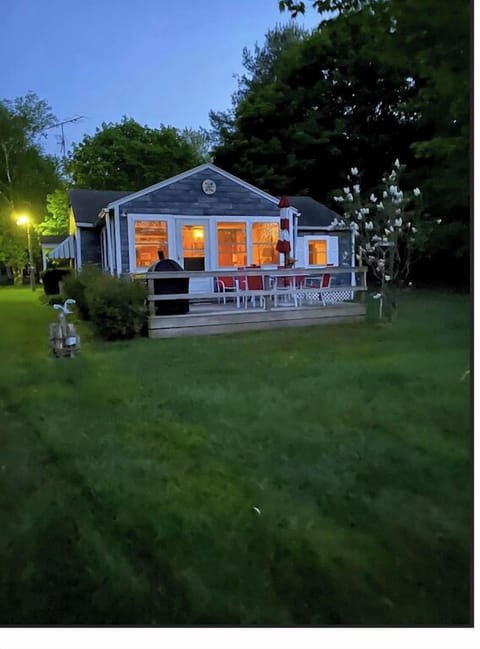 In the narrows on Lake Leelanau, pet friendly, sleeps 8, and a dock! Cottage in Lake Leelanau