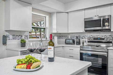 Make memories and great food in this beautiful property that has a modern fully equipped kitchen. Channel your inner chef and have great meals with family and friends.  If you are interested in this property, send us a message!