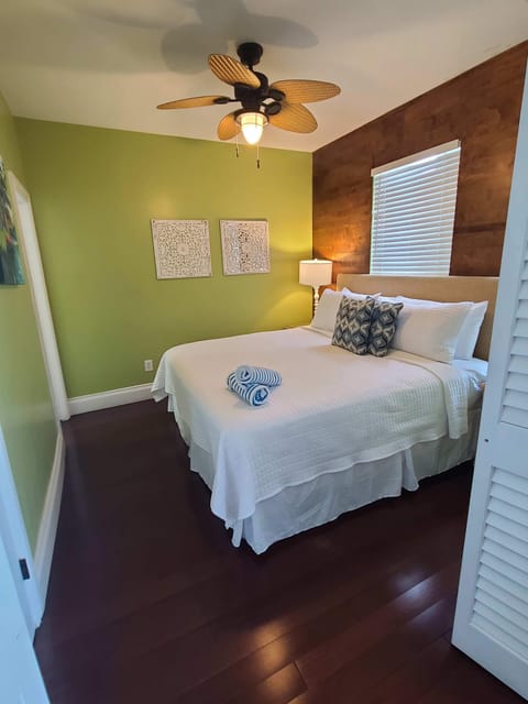 Bedroom king bed