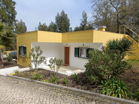Atrio de entrada com jardim envolvente.